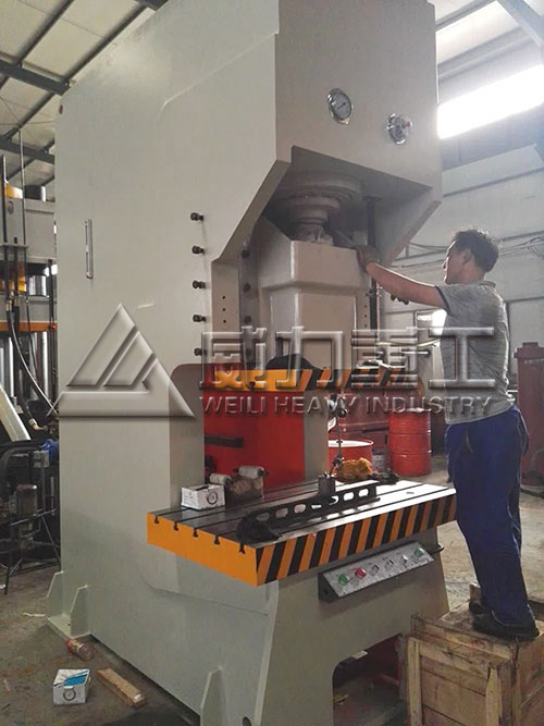 200噸伺服液壓沖床車間調(diào)試中