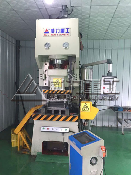 液壓沖床客戶(hù)車(chē)間使用中