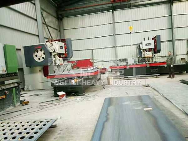 山東深喉160噸沖床自動化加工現場