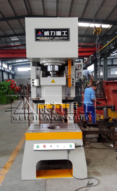 安裝光電保護(hù)裝置的100噸液壓沖床