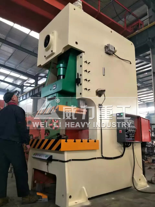 200噸氣動(dòng)沖床生產(chǎn)廠家試機(jī)