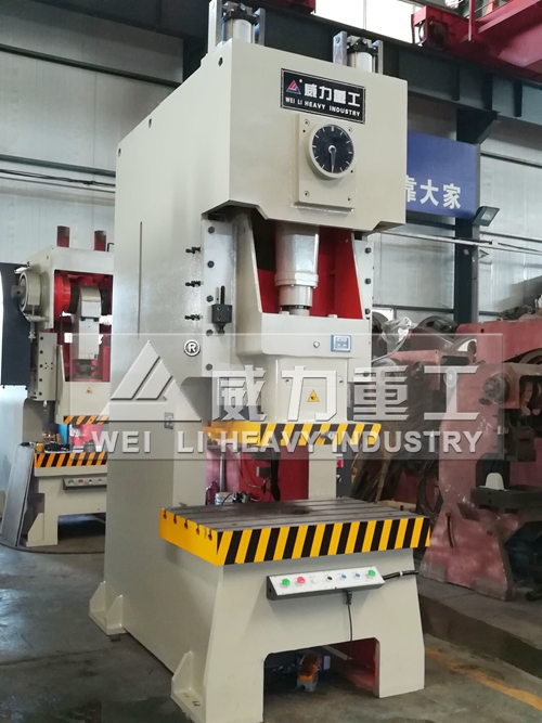 100噸氣動(dòng)沖床安裝模具試機(jī)