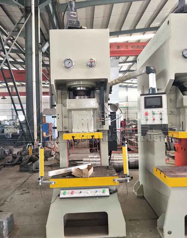 客戶(hù)訂購(gòu)的小型液壓沖床