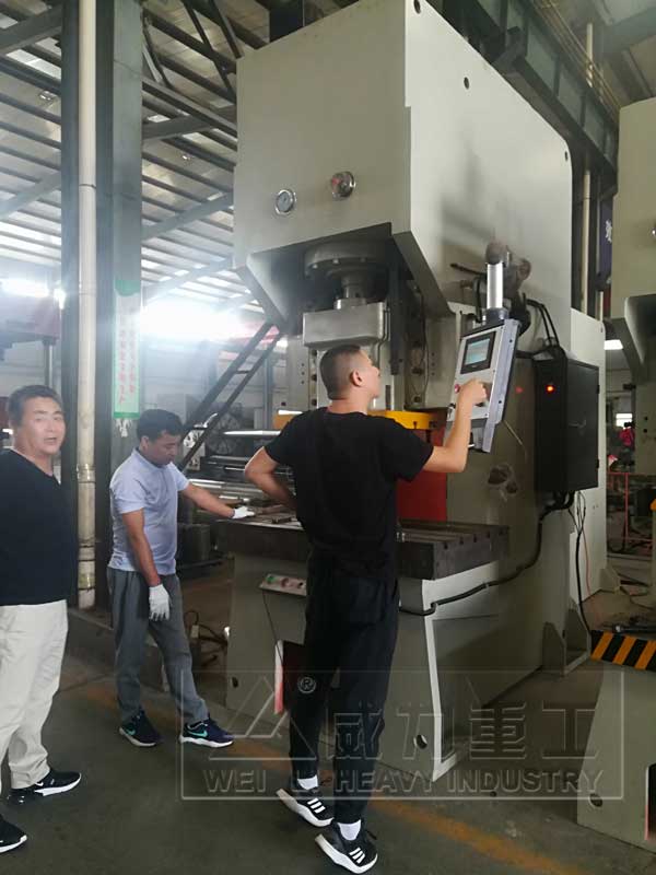 250噸快速液壓沖床車間調試