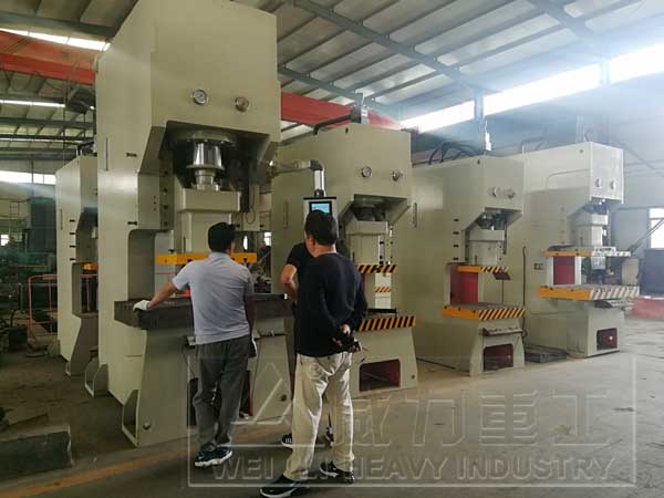 250噸C型液壓沖床調試運行中