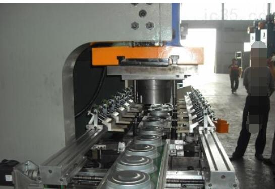 沖床自動(dòng)化生產(chǎn)現(xiàn)場(chǎng)