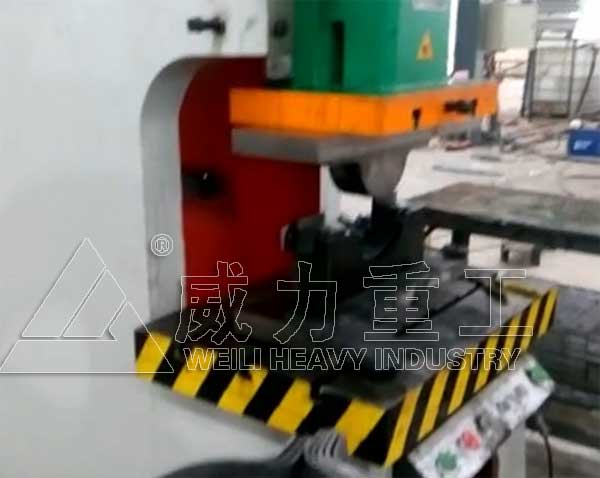 液壓沖床加工生產(chǎn)抱箍的現(xiàn)場(chǎng)